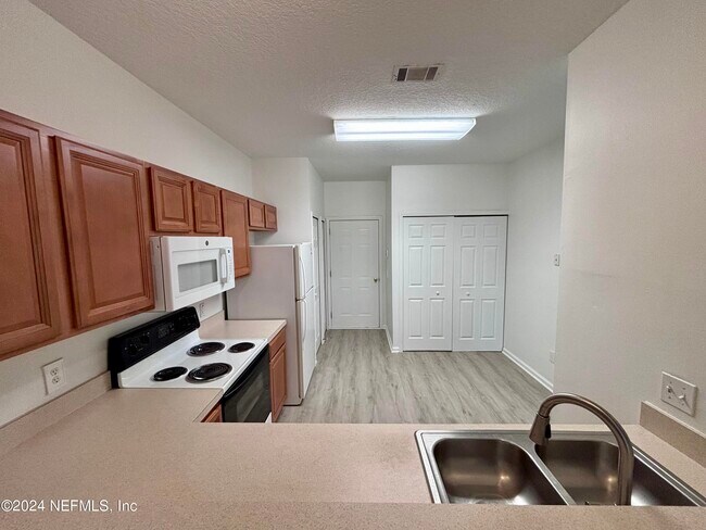 Building Photo - 369 Scrub Jay Dr