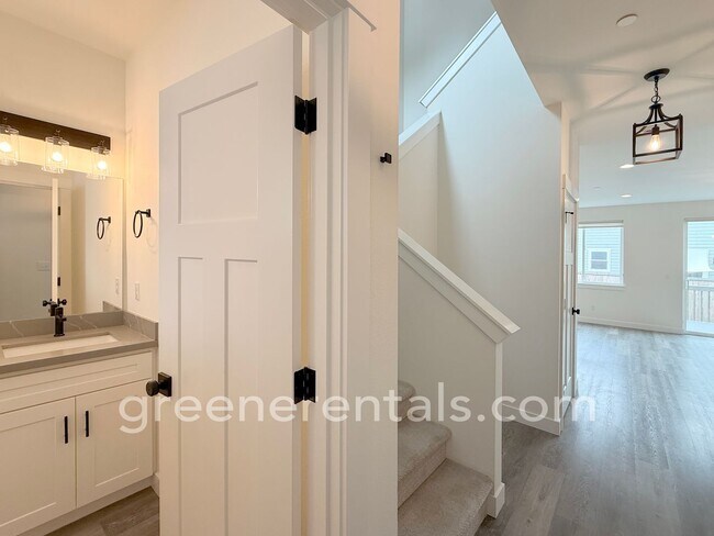 Building Photo - 2545 Natola Dr SE