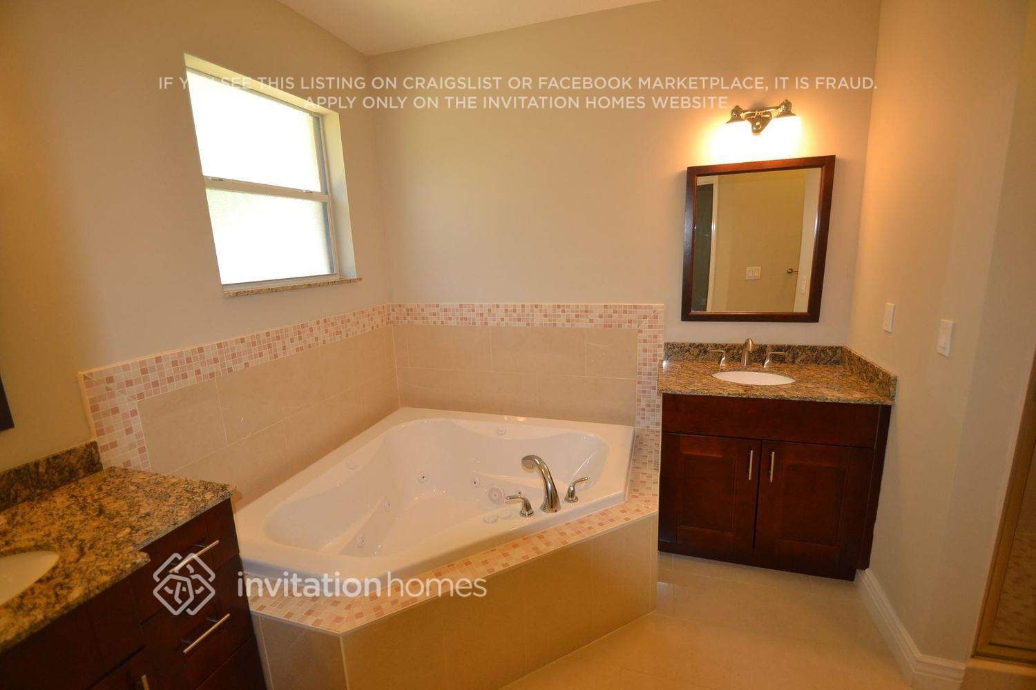 Building Photo - 2401 NE 15th Ave