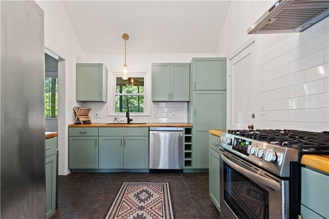 Building Photo - Charming Prairie Village Ranch + Designer ...
