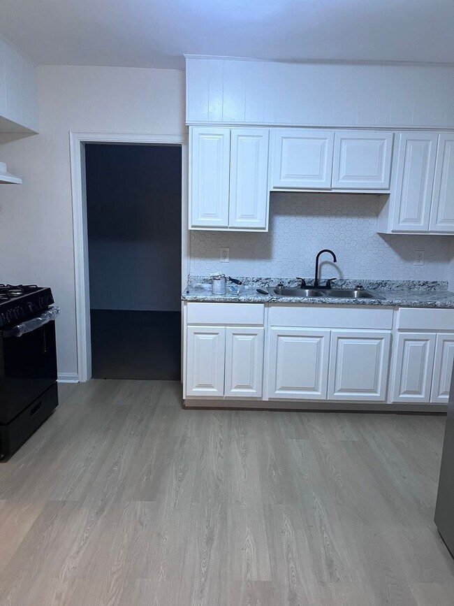 Building Photo - Charming 2-Bedroom Upper Unit – Spacious Living