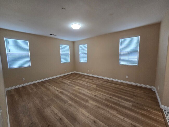 Building Photo - Open-Concept Living with Downstairs Bedroom & Enclosed Patio Retreat