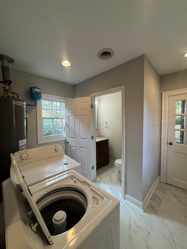 Building Photo - Adorable Home