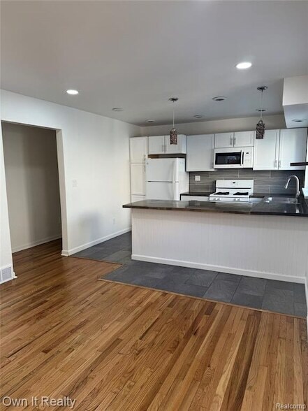 Building Photo - 641 E Brockton Ave