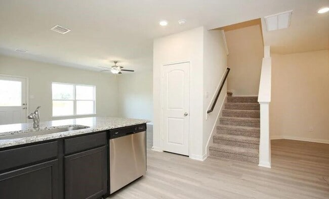 Building Photo - 549 Bains St