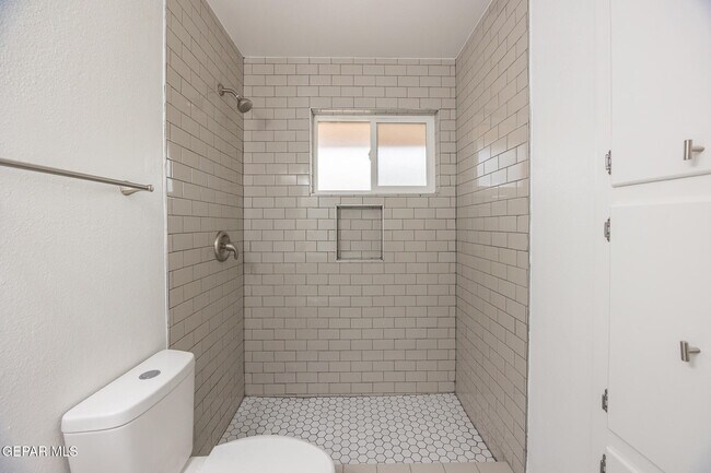 Building Photo - 8307 Mettler Dr