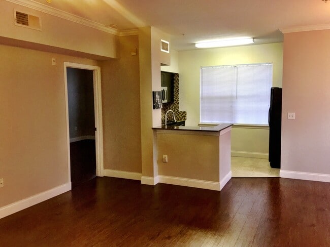 Building Photo - GOLF COURSE VIEW - FULLY UPGRADED WITH LAMINATE FLOORS & GRANITE COUNTERS