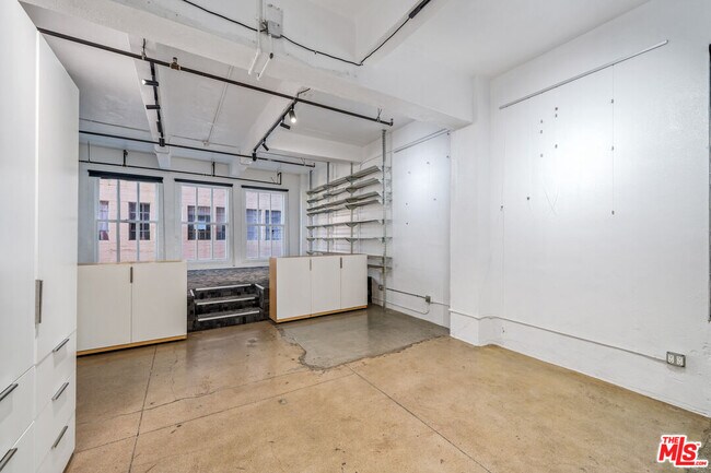 Building Photo - 738 S Los Angeles St