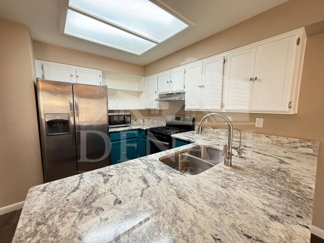 Building Photo - 2073 N Sunset Dr