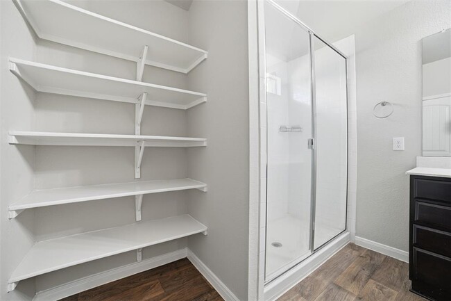 Building Photo - 600 Marimoor Dr