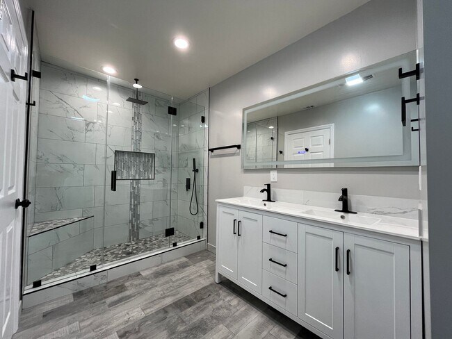 Building Photo - Upgraded + freshly prepped 3+2.5 in Granad...