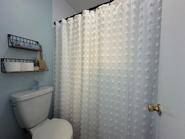 Building Photo - 2 bedrooms, 1.5 bathrooms