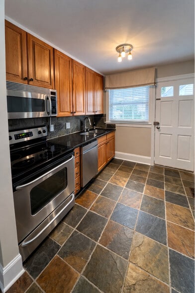 Building Photo - 1976 Lynnwood Dr