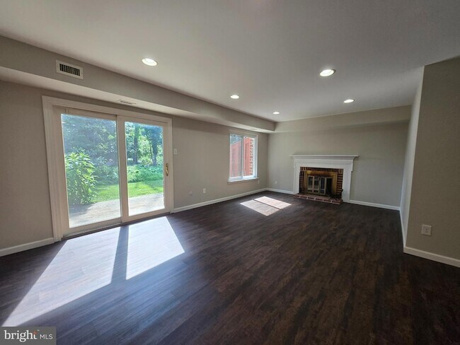 Building Photo - 1006 Worthington Dr