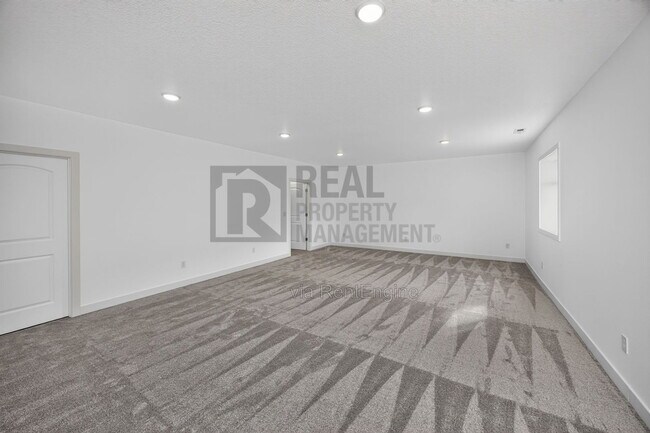 Building Photo - 8914 Hickory Dr