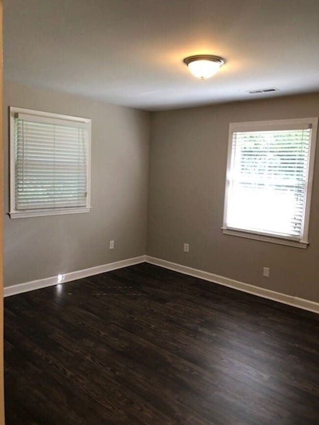 Building Photo - Large yard 3Bedroom 2 full bath
