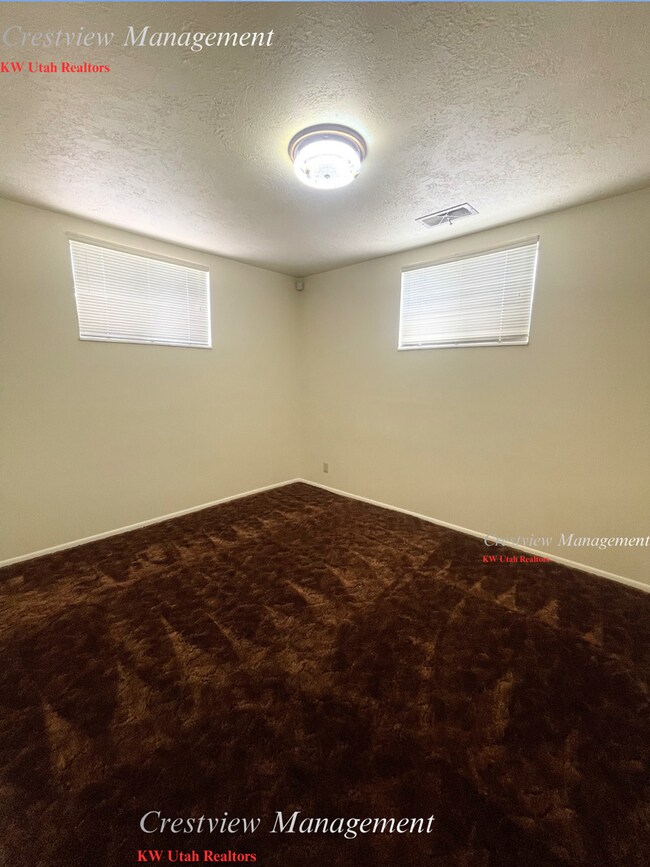 Building Photo - Charming Home with Expansive Yard in Prime Draper Location
