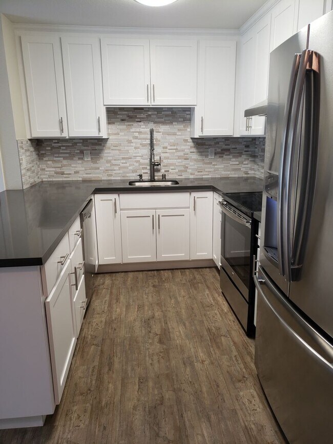 Building Photo - 2Bd/1Ba Clean Condo near Sunny Cove! ( Co-signors now accepted!)