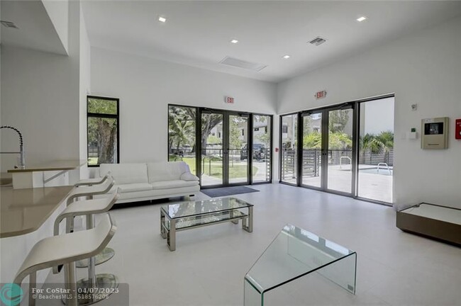 Building Photo - 4151 S oaks Pl