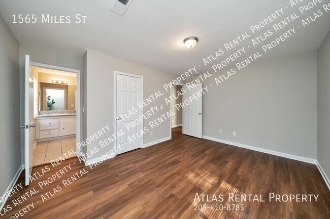 Building Photo - 1565 Miles St