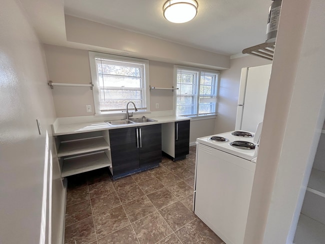 Building Photo - 4 Bed 2 Bath House on East Campus