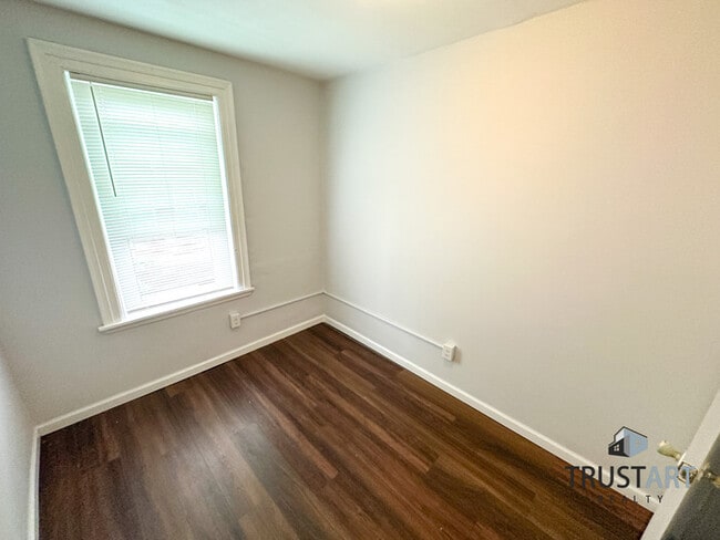 Building Photo - 3 bedroom house with backyard and basement.