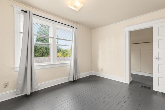 Building Photo - Bright 2 bed, 1 bath in fantastic SE locat...