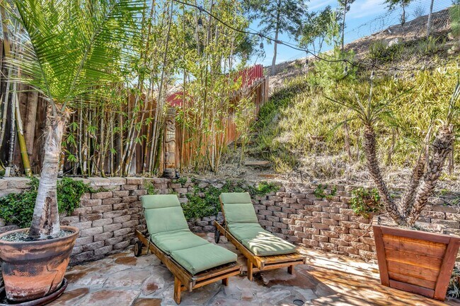 Building Photo - HOLIDAY SPECIAL***2 WEEKS FREE** 3 Bed/2 Bath Oasis in Royal Woods - Available Now