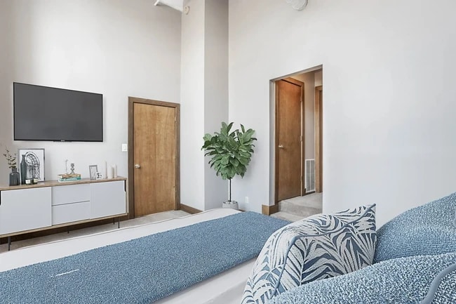 Bedroom - 611 N Park Ave