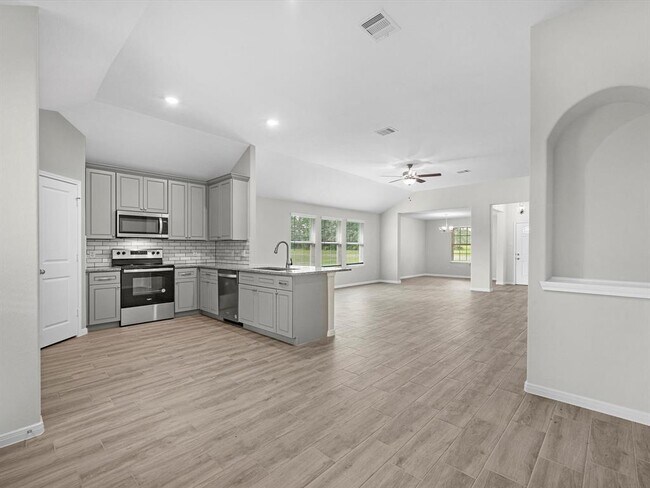 Building Photo - 46 Fairway Dr
