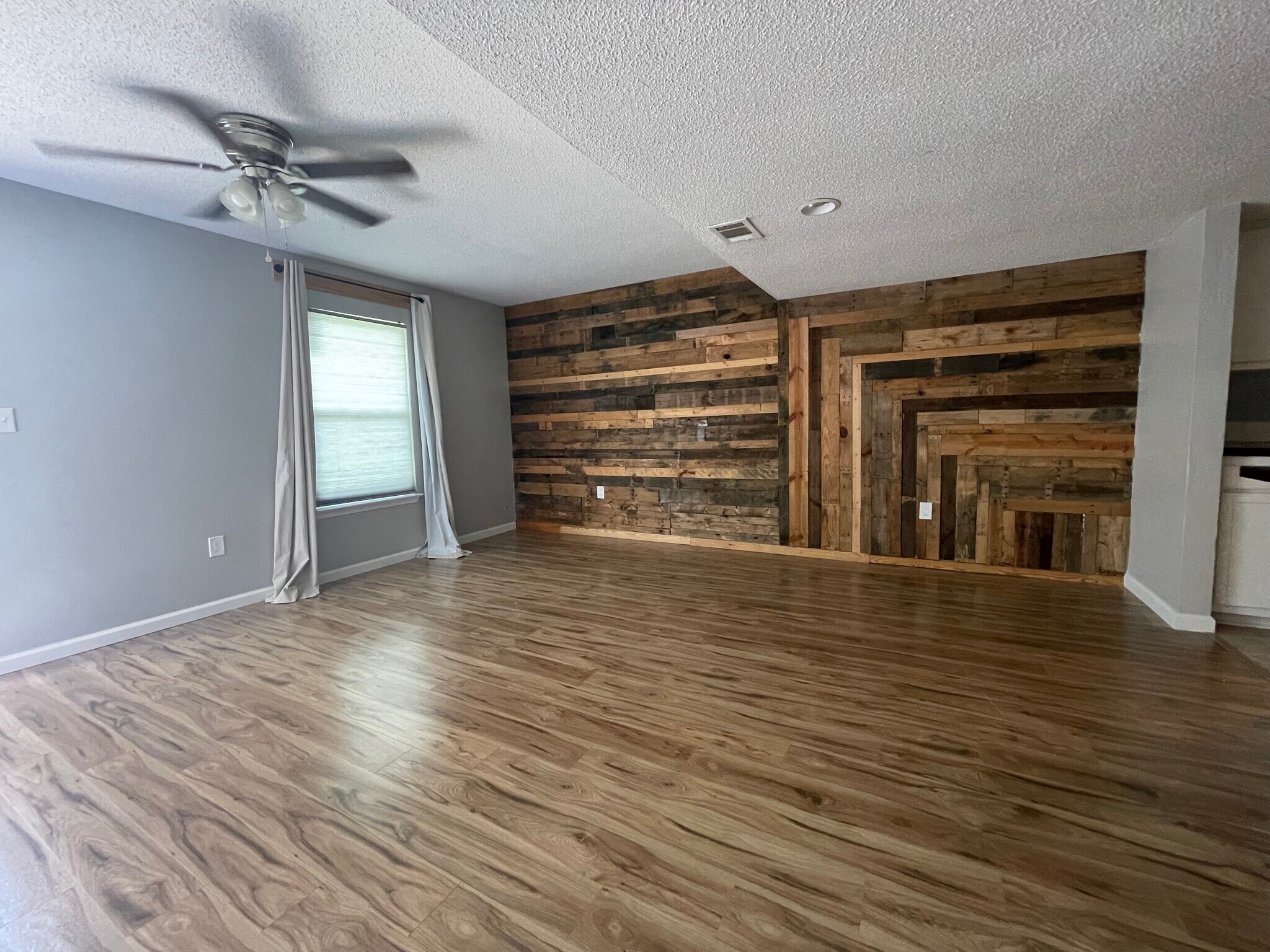 Building Photo - 1814 Whispering Oaks Ln