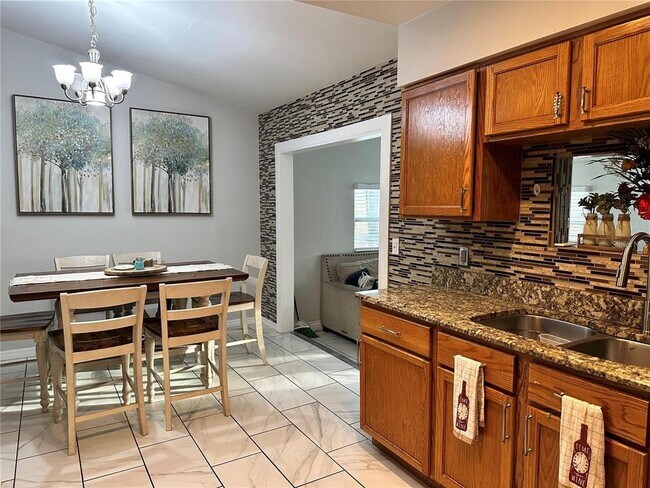 Building Photo - 2454 Oak Hollow Dr