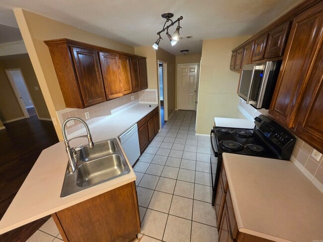 Building Photo - 4102 Stoneybrook Dr