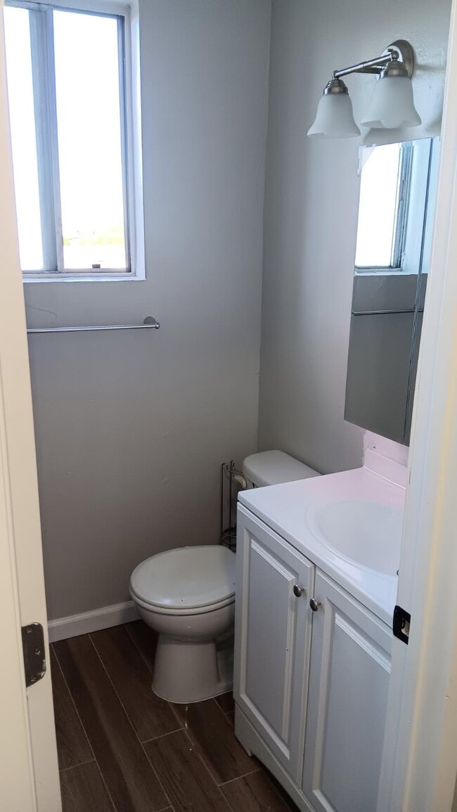 Building Photo - 1934 W Florence Ave