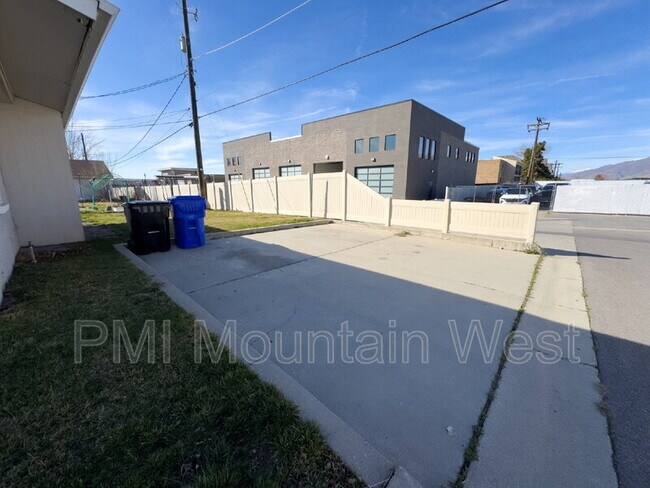 Building Photo - 450 W 200 N