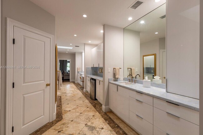 Building Photo - 10100 Lakeside Dr