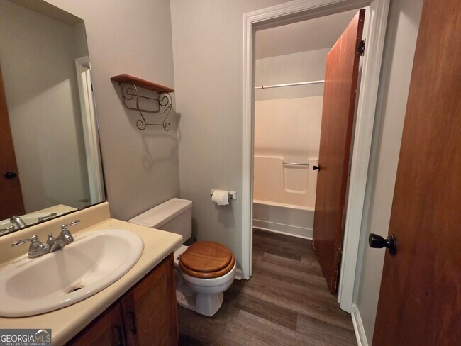 Building Photo - 425 Admiral's Walk Dr