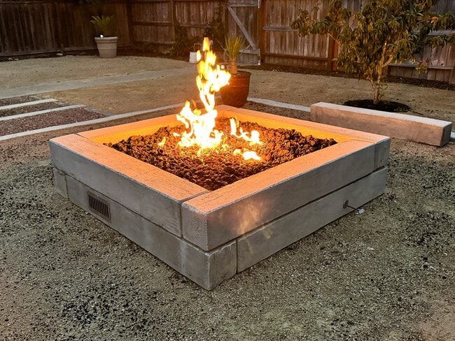 Building Photo - 338 S F St