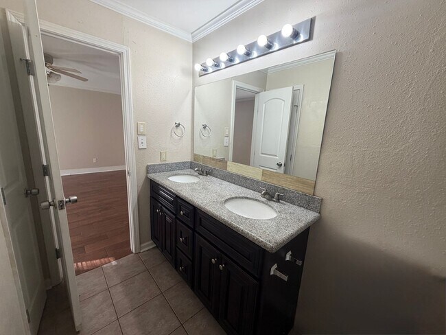 Building Photo - FOR RENT in LAFAYETTE!