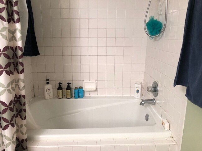 Building Photo - 3-bed 2.5-bath End-Unit Townhouse in desirable Piney Orchard Community