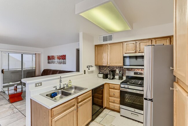 Building Photo - FULLY FURNISHED 2 bedroom condo near UNLV!