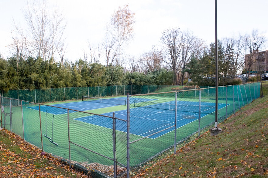 Pickle and Tennis Courts - 1640 Oakwood Dr
