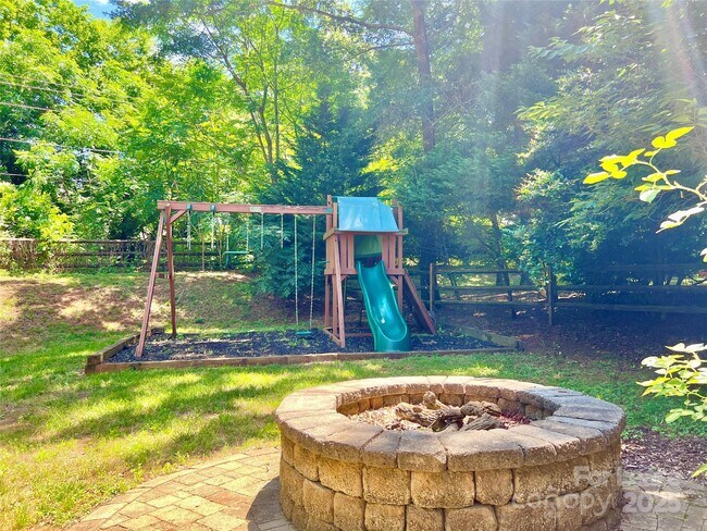Building Photo - 811 Deercross Ln