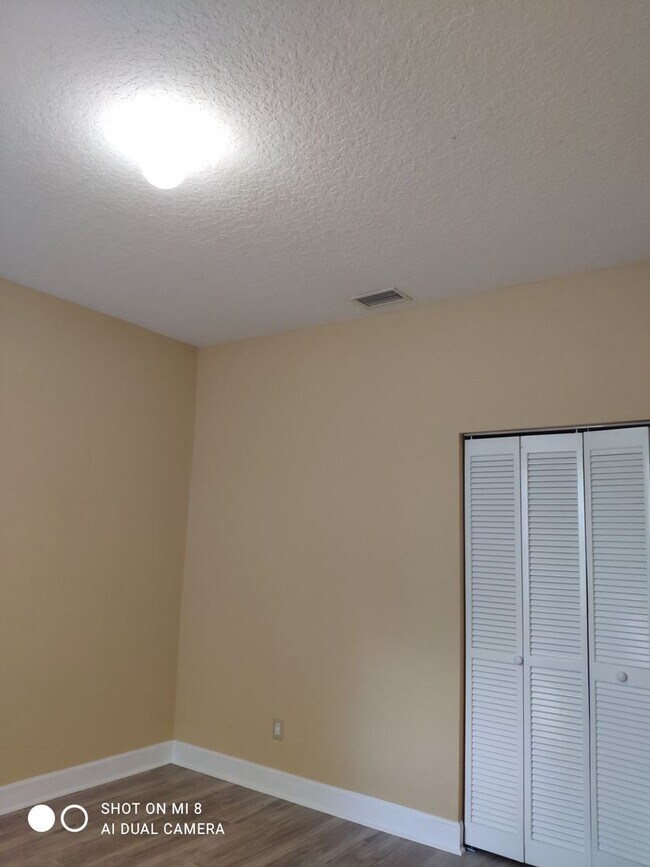 Building Photo - Luxurious 4/3/2 with circular driveway. Available after 06/10/26