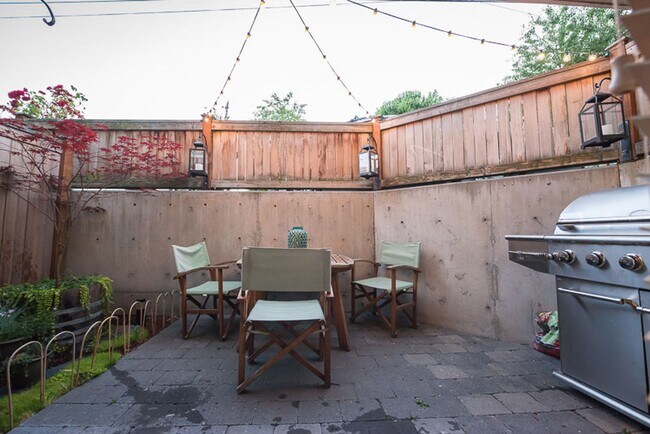 Building Photo - West Seattle Townhouse, Location Location ...