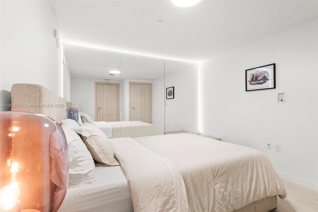 Building Photo - 1000 Brickell Plaza