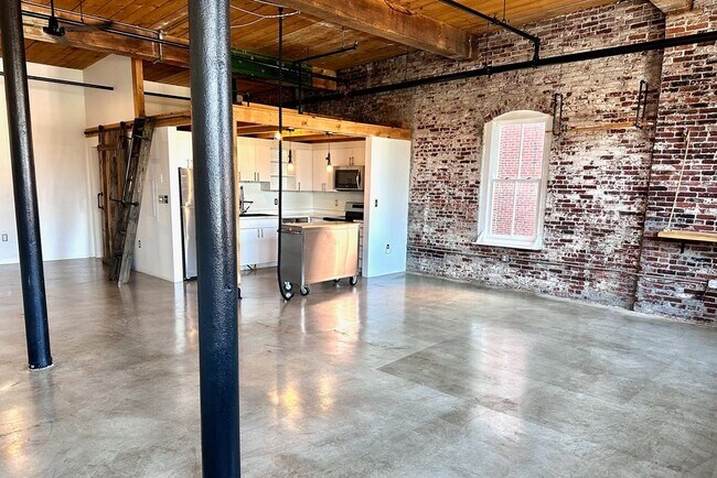 Building Photo - 172 Middle St