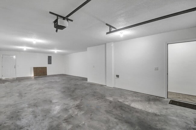 Building Photo - 324 Laurel Oak Ln