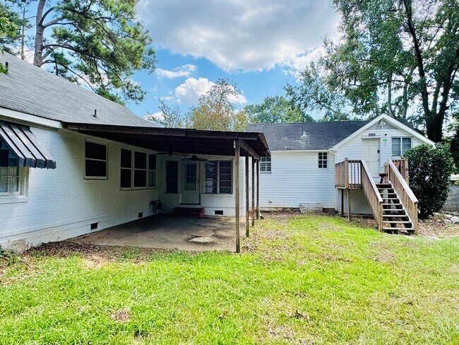 Building Photo - Charming 5-Bedroom Home with In-Law Suite ...