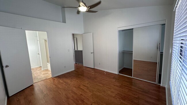 Building Photo - 2 bedroom townhome